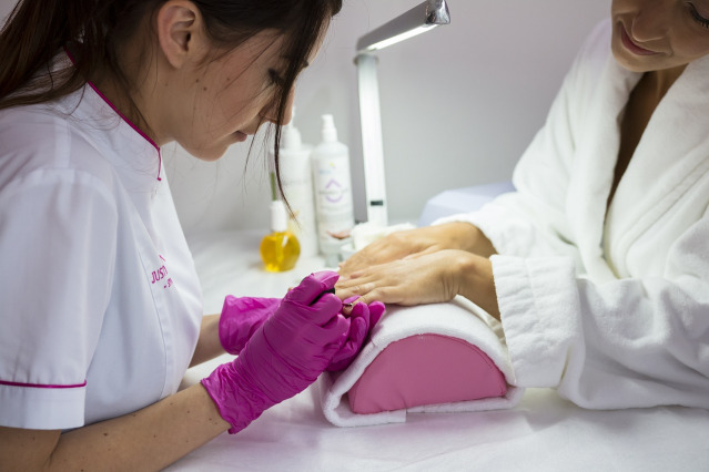 manicure service pink nails